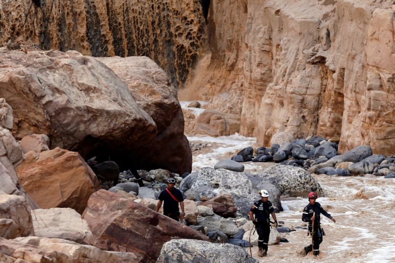 Civil defense members look for survivors after rain storms unleashed flash floods, near the Dead Sea, Jordan October 26, 2018. REUTERS/Muhammad Hamed