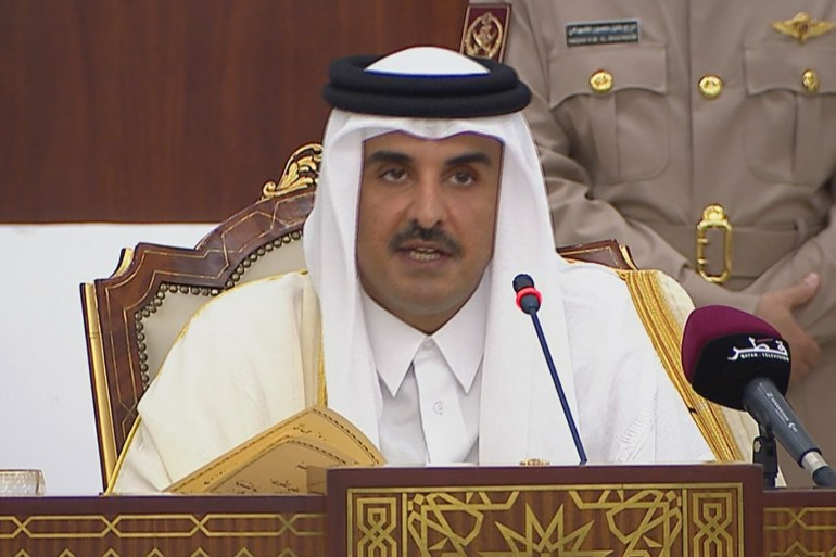 أمير قطر الشيخ تميم بن حمد آل ثاني أثناء إلقائه كلمة خلال افتتاح الدورة السابعة والأربعين لمجلس الشورى القطري