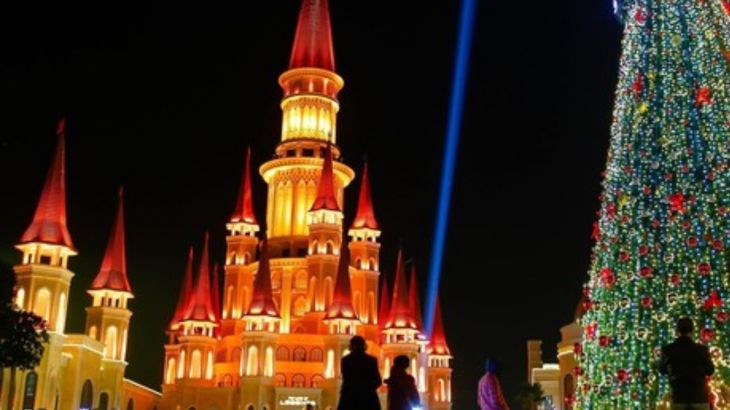 محمد عبد الملك - شوارع أنطاليا التركية تتزين بأضواء خاصة استعدادا لاحتفالات رأس السنة - الأناضول - تعرف على أفضل 5 وجهات للإحتفال برأس السنة في تركيا