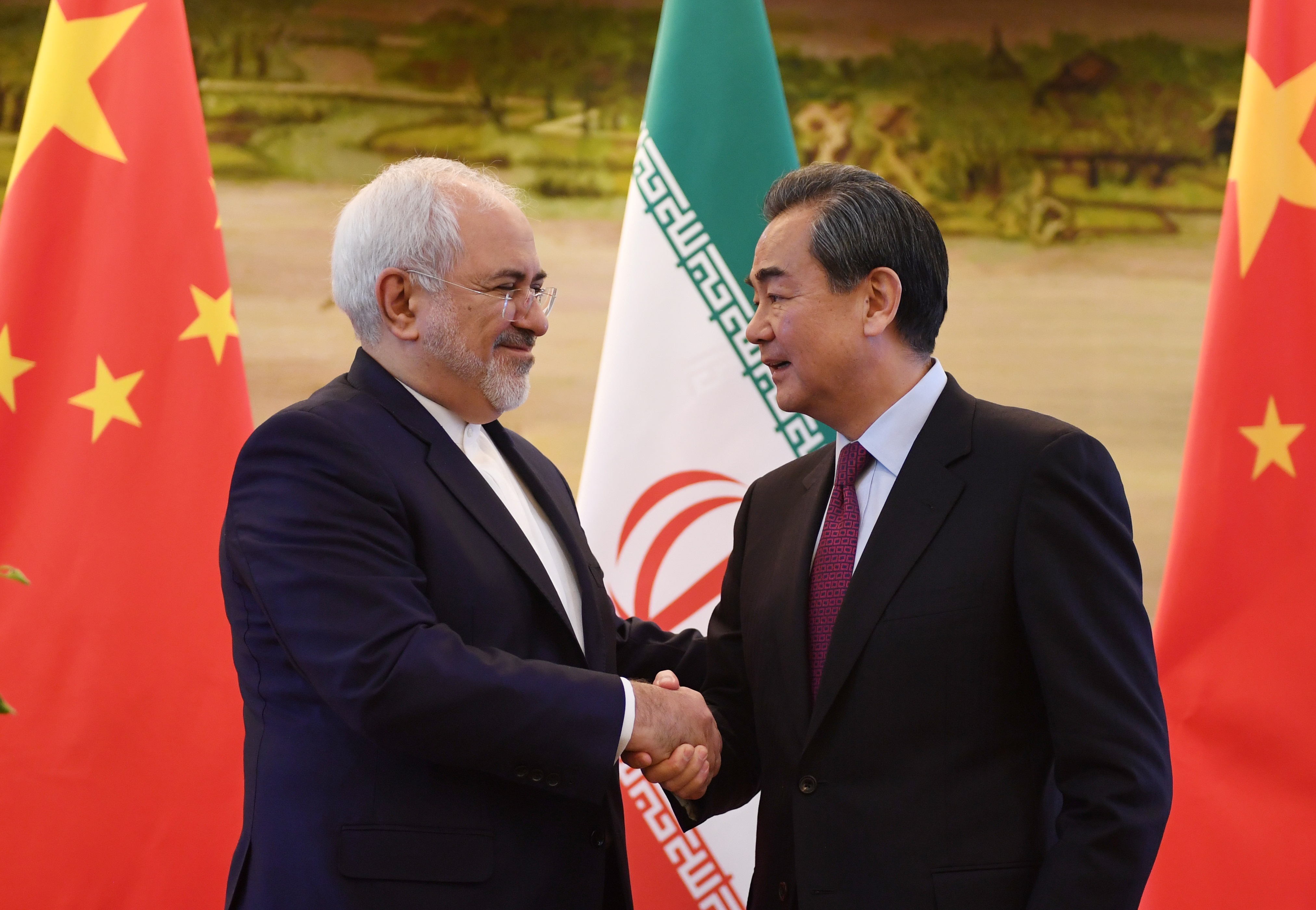 وزير الشؤون الخارجية في ايران، ونظيره وانغ يي (رويترز)