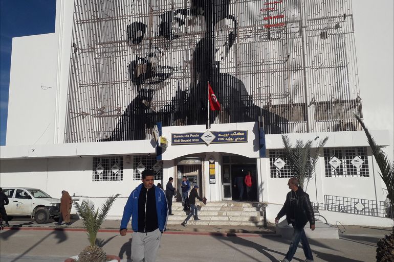محمد علي لطيفي.. صورة محمد البوعزيزي تزين الشارع الرئيسي لسيدي بوزيد
