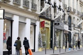 Customers stand on an uncrowded sidewalk in front of shops selling luxury goods rue du Faubourg Saint-Honore in Paris after last Friday's series of deadly attacks in the French capital, France, November 18, 2015. Fresh violence on the streets of Paris and bomb threats against Air France flights have rattled the global tourism industry, with travellers from wealthy Asian nations thinking twice about trips to Europe. REUTERS/Charles Platiau