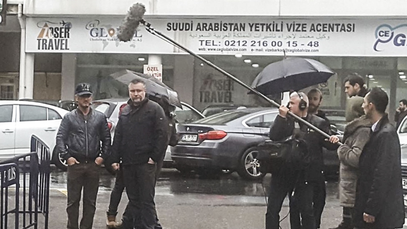 ‪الممثل شون بن والطاقم المرافق له يصورون مشاهد بإسطنبول لإنجاز فيلم عن جريمة قتل خاشقجي‬ (الأناضول)