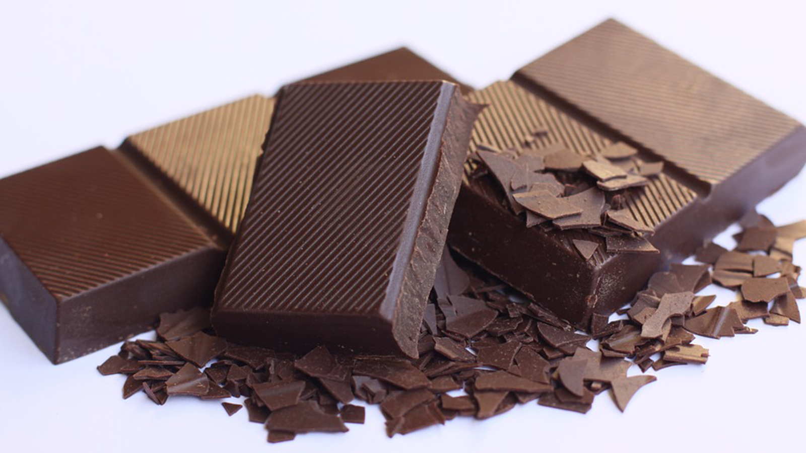 ‪يُفضل اختيار لوح الشوكولاتة الداكنة التي يحتوي على أقل عدد من المكونات‬ يُفضل اختيار لوح الشوكولاتة الداكنة التي يحتوي على أقل عدد من المكونات (بيكسابي) 