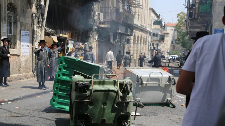 مظاهرات واحتجاجات لليهود الحريديم في حي "مائة شعاريم"، بالقدس" رفضا لقانون التجنيد (تصوير الشرطة الإسرائيلية)