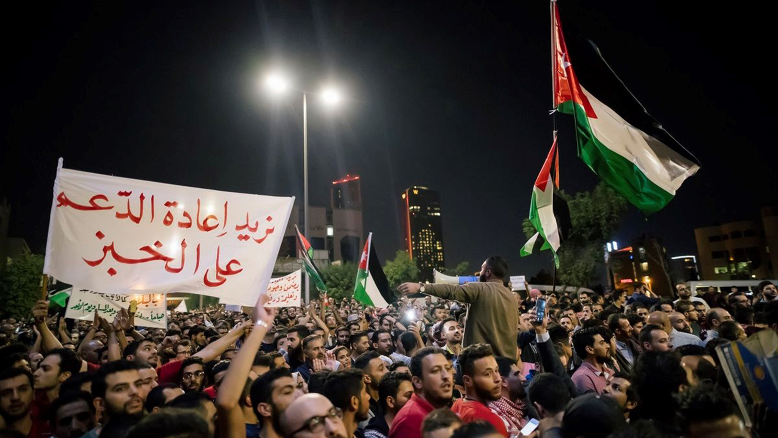 ‪مظاهرات بالعاصمة الأردنية عمان في وقت سابق للاحتجاج على قانون ضريبة الدخل‬ (الجزيرة نت)