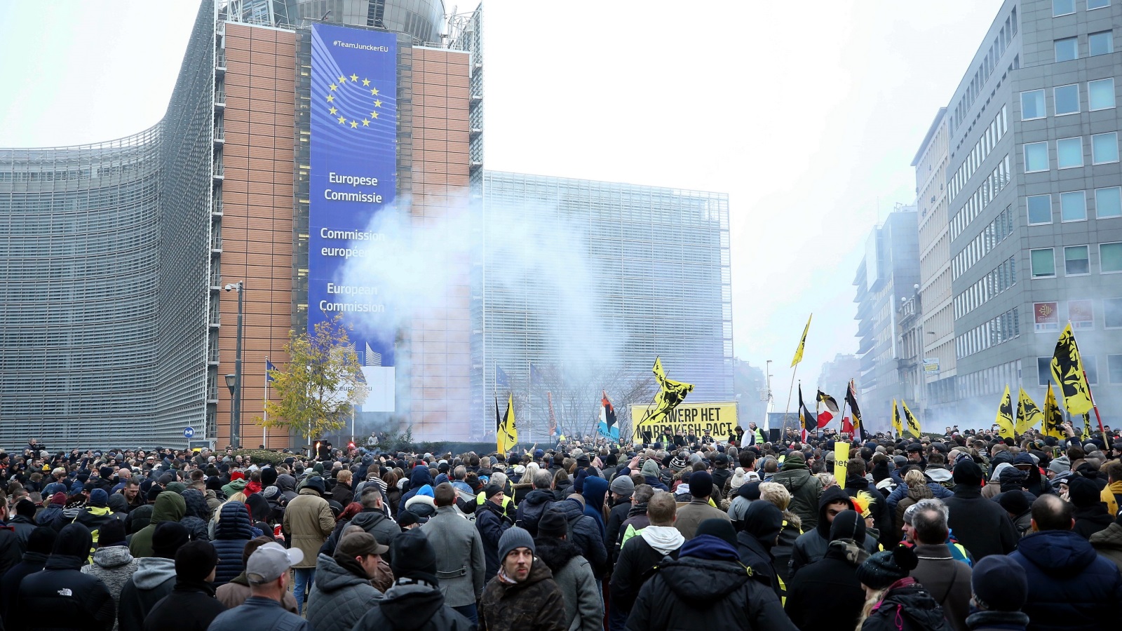 المتظاهرون نددوا بسياسات الهجرة واللجوء في بلجيكا وطالبوا باستقالة رئيس الوزراء (الأناضول)