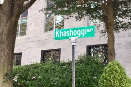 ناشطون يثبتون لافتة "طريق خاشقجي" أمام السفارة السعودية في واشنطن