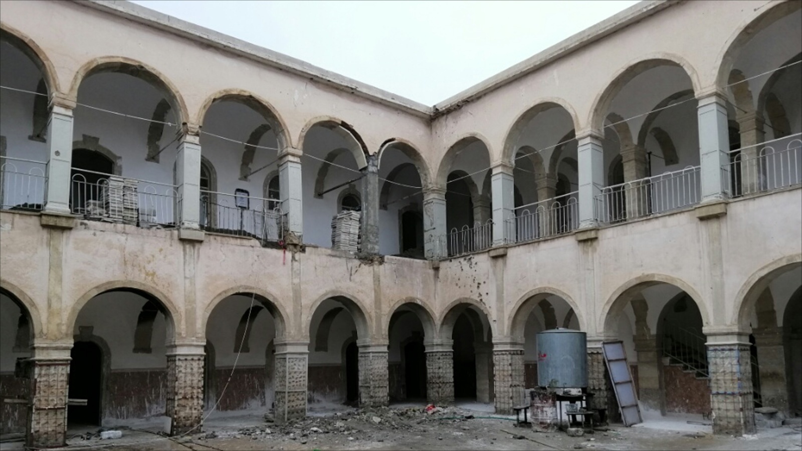 الباحة الداخلية لمدرسة الإعدادية الشرقية تبين مدى الضرر الذي وقع فيها بسبب الحرب (الجزيرة)