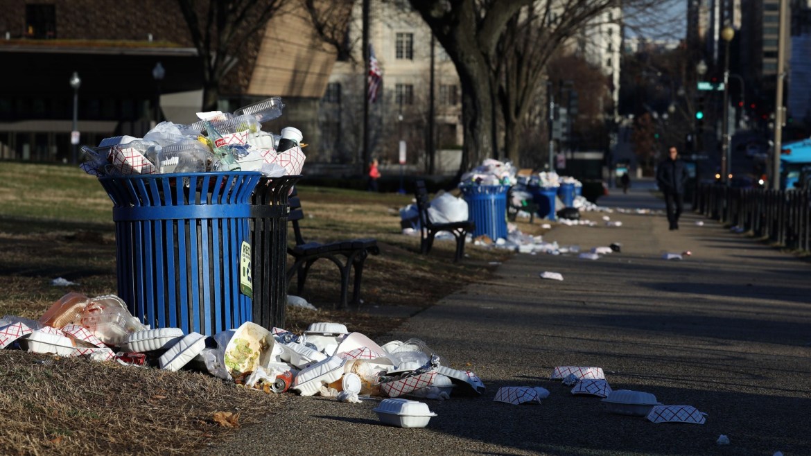 WASHINGTON, DC - DECEMBER 22: Trash begins to accumulate along the National Mall near the Washington Monument due to a partial shutdown of the federal government on December 24, 2018 in Washington, DC. The partial shutdown will continue for at least a few more days as lawmakers head home for the holidays as Democrats and the Trump administration cannot agree on an amount of funding for border security.   Win McNamee/Photo by Win McNamee/Getty Images/AFP== FOR NEWSPAPERS