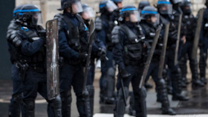 بالعصي والأرجل.. رجال الشرطة الفرنسية يضربون محتجا