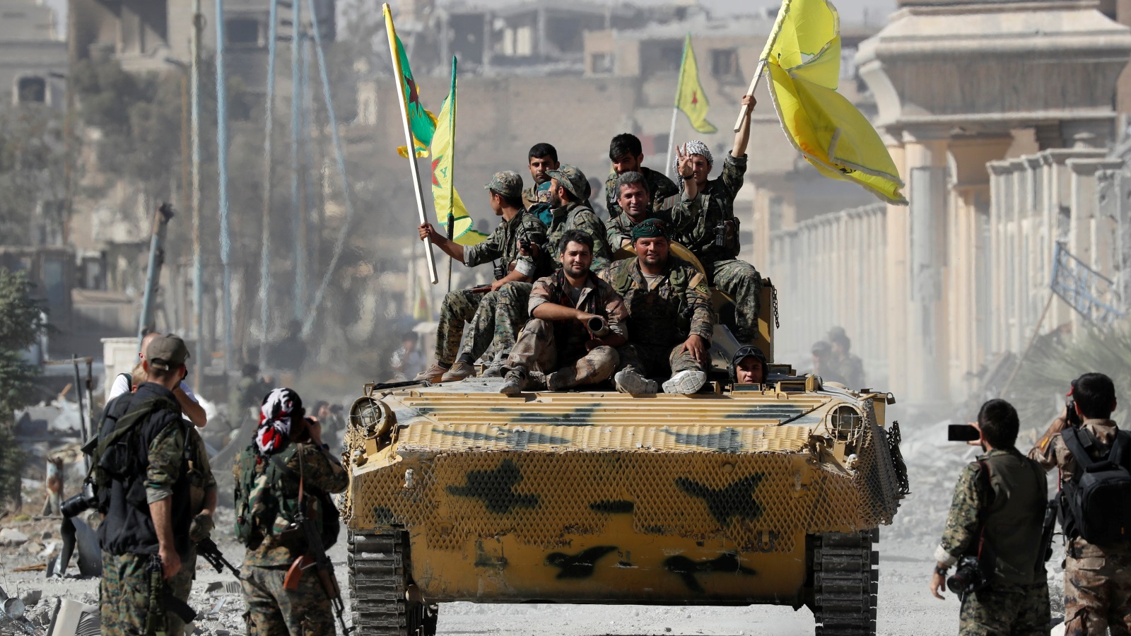‪وحدات حماية الشعب الكردية لا تخفي تمجيدها لمؤسس حزب العمال الكردستاني عبد الله أوجلان‬  (رويترز)