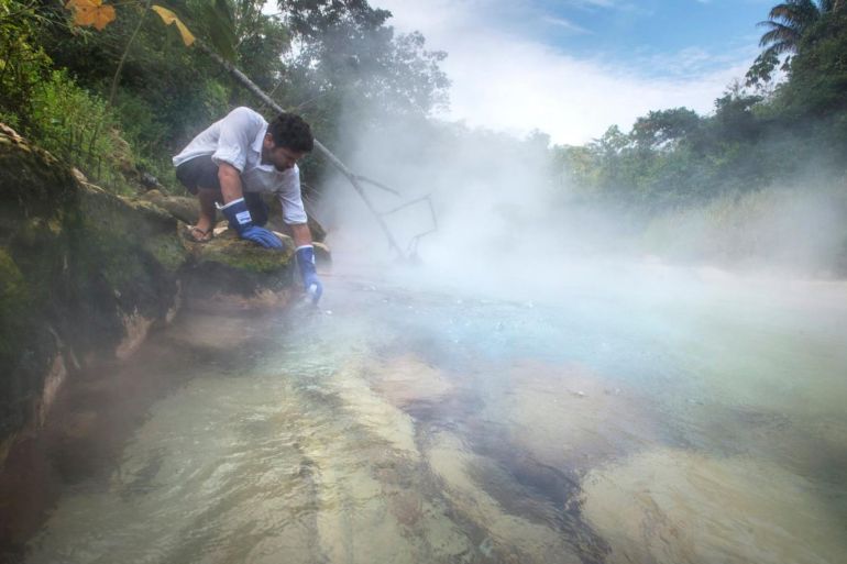 Said سعيد - أندريس روزو يدرس النهر الفوار The Boiling River- المصدر موقع Science Alert - النهر الفوار..إحدى عجائب الدنيا الطبيعية في غابات الأمازون