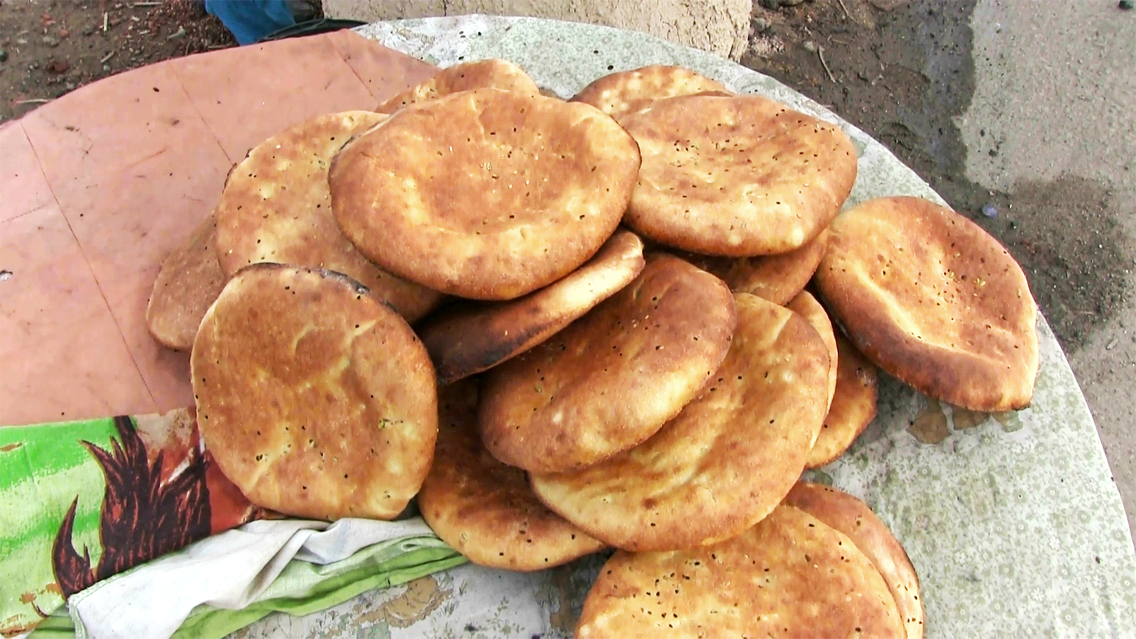 خبز ساخن صنعته نسوة في القيروان (الجزيرة)