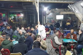 الصورة (3) إحدى المقاهي الشعبية في بغداد في ساعة متأخرة من الليل