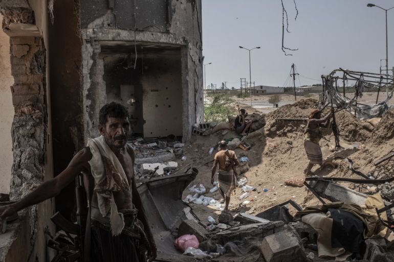 HODEIDAH, YEMEN - SEPTEMBER 21: Yemeni fighters aligned with Yemen's Saudi-led coalition-backed government, man a frontline position at Kilo 16, an area which contains the main supply route linking Hodeidah city to the rebel-held capital Sanaa, on September 21, 2018 in Hodeidah, Yemen. A coalition military campaign has moved west along Yemen's coast toward Hodeidah, where increasingly bloody battles have killed hundreds since June, putting the country's fragile food