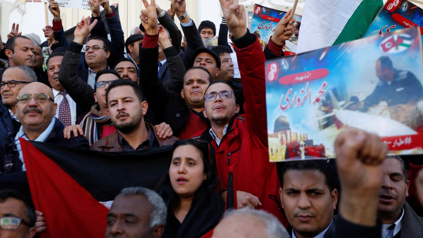 ‪مظاهرة لتونسيين ينددون باغتيال الزواري‬ (رويترز)
