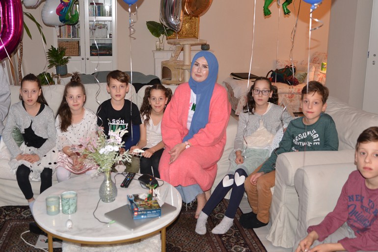 السيدة روكسانا وأبنائها الثمانية خلال احتفالهم ببمنزلهم بمرور عشرة سنوات على ولادة التوائم الستة . الجزيرة نت