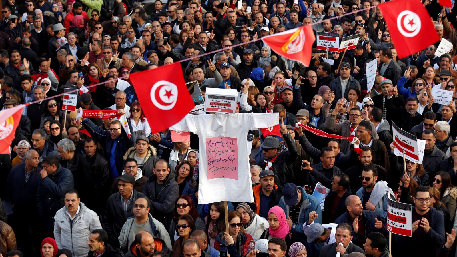 الاحتجاجات المطلبية والإضراب عن العمل بات واحدا من سمات المشهد اليومي في تونس بعد الثورة (رويترز)