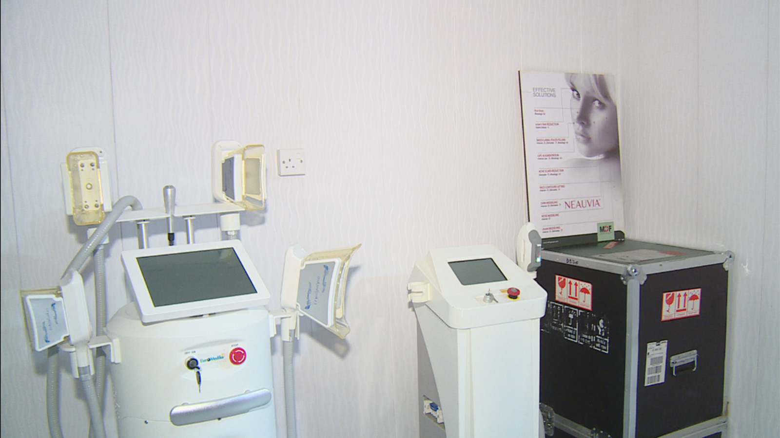 ‪الأجهزة المستخدمة في عمليات التجميل في أحد المراكز‬ (الجزيرة)