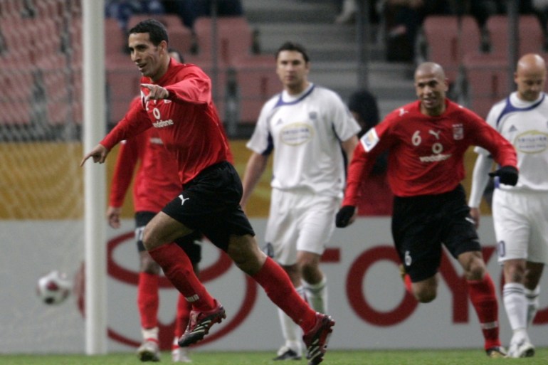 Al Ahli forward Mohamed Aboutrika (L) celebrates after scoring against Auckland City FC as his team mate Wael Gomaa (2nd R) watches during the first round match of the FIFA Club World Cup soccer tournament in Toyota, central Japan December 10, 2006. Auckland City FC players are Grant Young (R) and Greg Uhlmann. REUTERS/Toru Hanai (JAPAN)