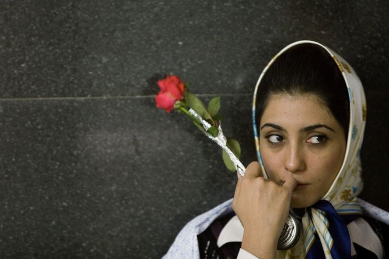 An Iranian bride waits for her groom during a mass wedding ceremony at the country's grand hall in Iran's Interior ministry building in central Tehran August 19, 2007. More than 800 Iranian students will be getting married at the same time. REUTERS/Morteza Nikoubazl (IRAN)