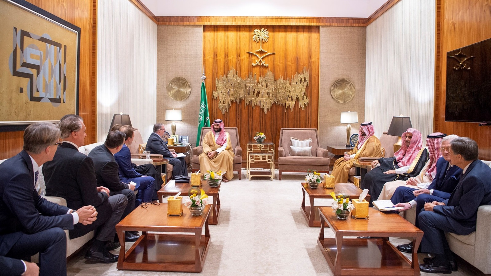 الأمير محمد بن سلمان يستقبل القيادات الإنجيلية الأميركية في الرياض (رويترز عن الديوان الملكي السعودي)