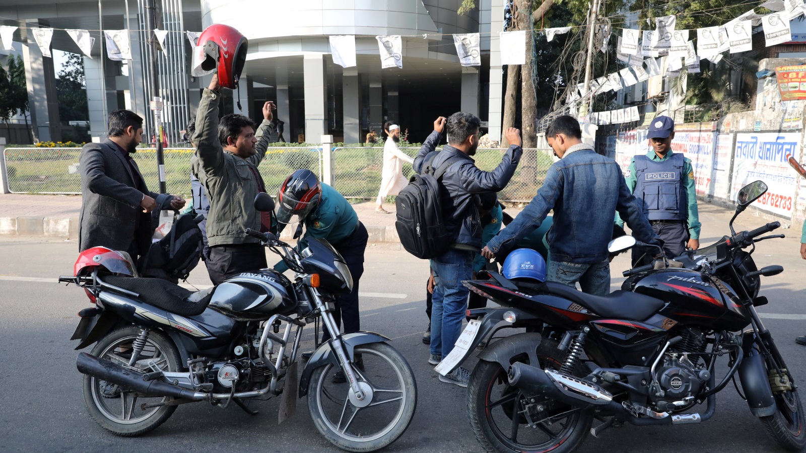 الشرطة تفتش الموطنين قبل توجههم لمراكز الاقتراع بالعاصمة داكا (رويترز)