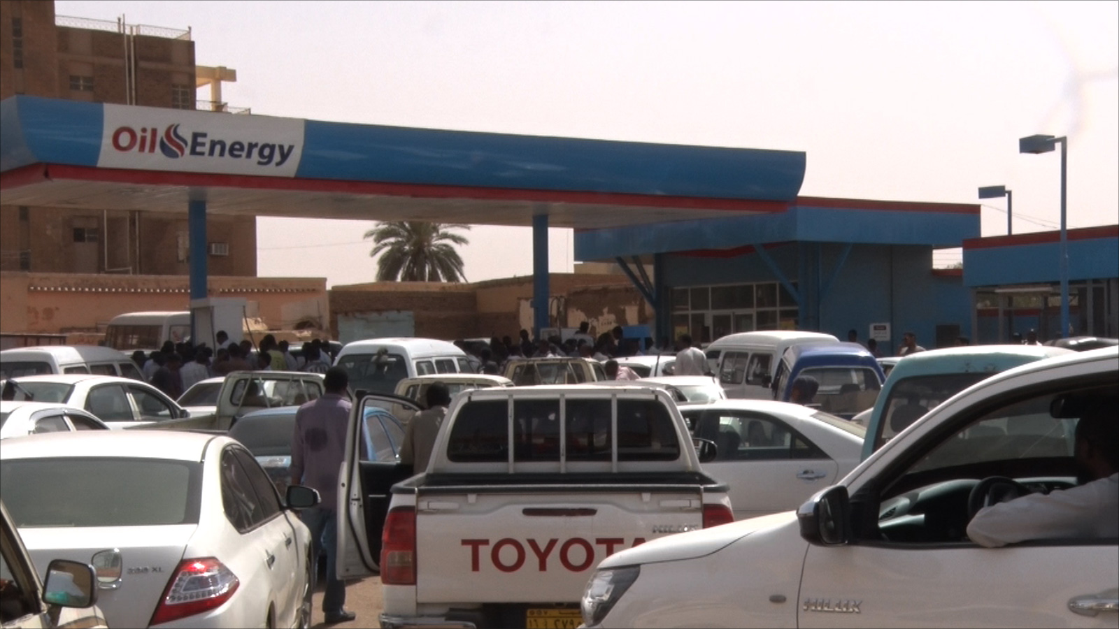 ‪طوابير الانتظار في المحطات بسبب أزمة الوقود‬ (الجزيرة-أرشيف) 