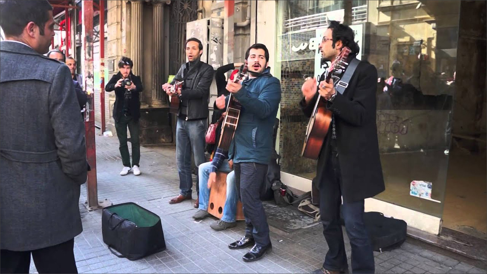 الموسيقى في شوارع إيران بدأت في طهران وانتقلت إلى مدن أخرى (الجزيرة)