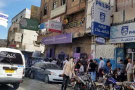 طوابير موظفين اليمنيين أمام مصرف الكريمي في مدينة تعز عند استلام مرتباتهم - 20 اكتوبر - الجزيرةنت copy.png
