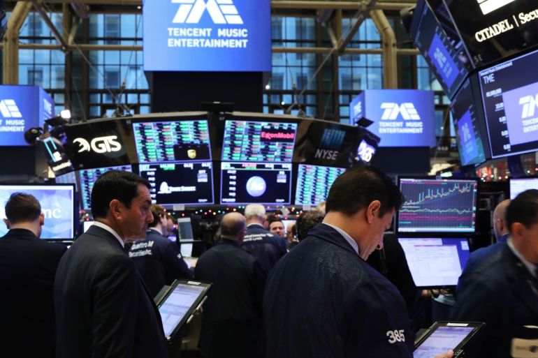 NEW YORK, NEW YORK - DECEMBER 12: Traders work on the floor on the New York Stock Exchange (NYSE) as the Chinese music-streaming service Tencent Music launches its IPO on December 12, 2018 in New York City. Tencent Music priced its IPO shares late Tuesday at $13 per American depository share. Spencer Platt/Getty Images/AFP== FOR NEWSPAPERS, INTERNET, TELCOS & TELEVISION USE ONLY ==
