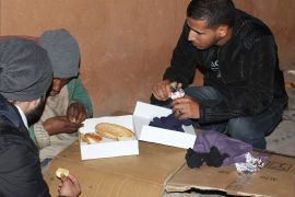 عبد الغني بلوط/أعضاء من جمعية رفقاء الخير يوزعون أطعمة وملابس على متشردين / المغرب/ مراكش/ وسط حي جيليز