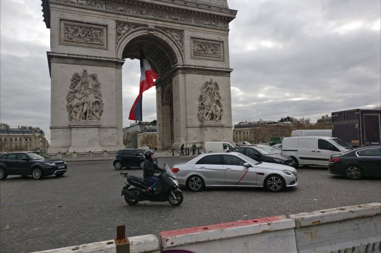 قوس النصر في قلب باريس مغلق أمام السياح يوم أمس الجمعة خاص الجزيرة نت