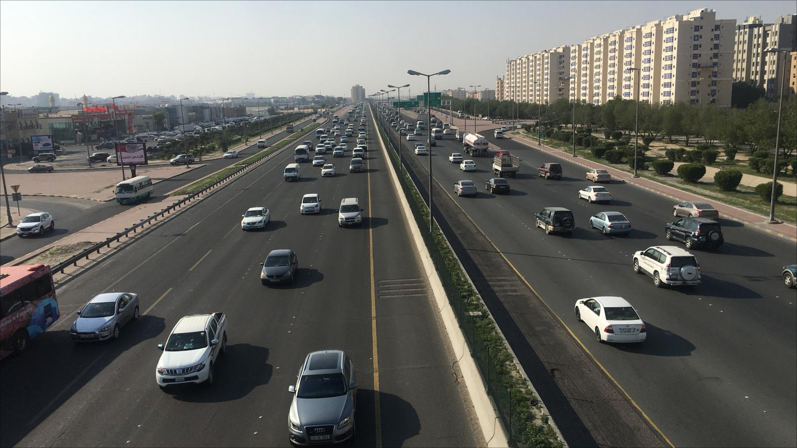 أنفقت الكويت خلال السنوات الأربع الأخيرة نحو 5.5 مليارات دولار على مشاريع الطرق الجديدة(الجزيرة نت)