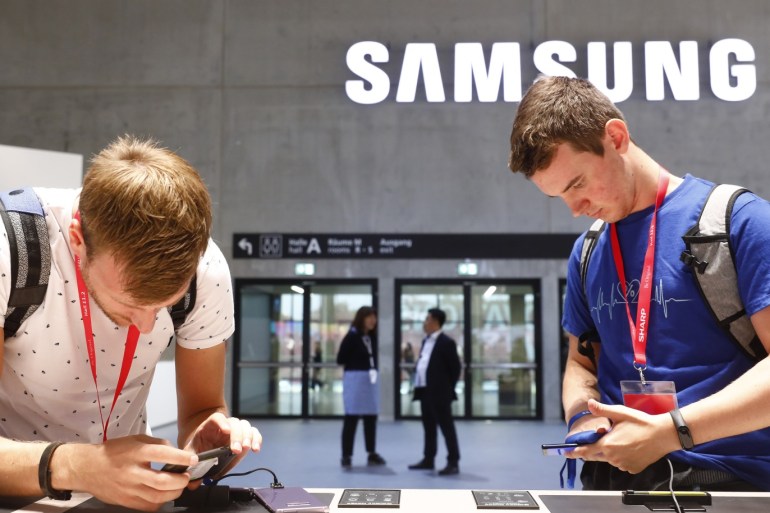 BERLIN, GERMANY - AUGUST 30: Visitors look at the Galaxy S9 Samsung smartphone at the 2018 IFA consumer electronics and home appliances trade fair during the fair's press day on August 30, 2018 in Berlin, Germany. IFA, Europe's biggest tech trade fair, will be open to the public from August 31 through September 5. (Photo by Michele Tantussi/Getty Images)