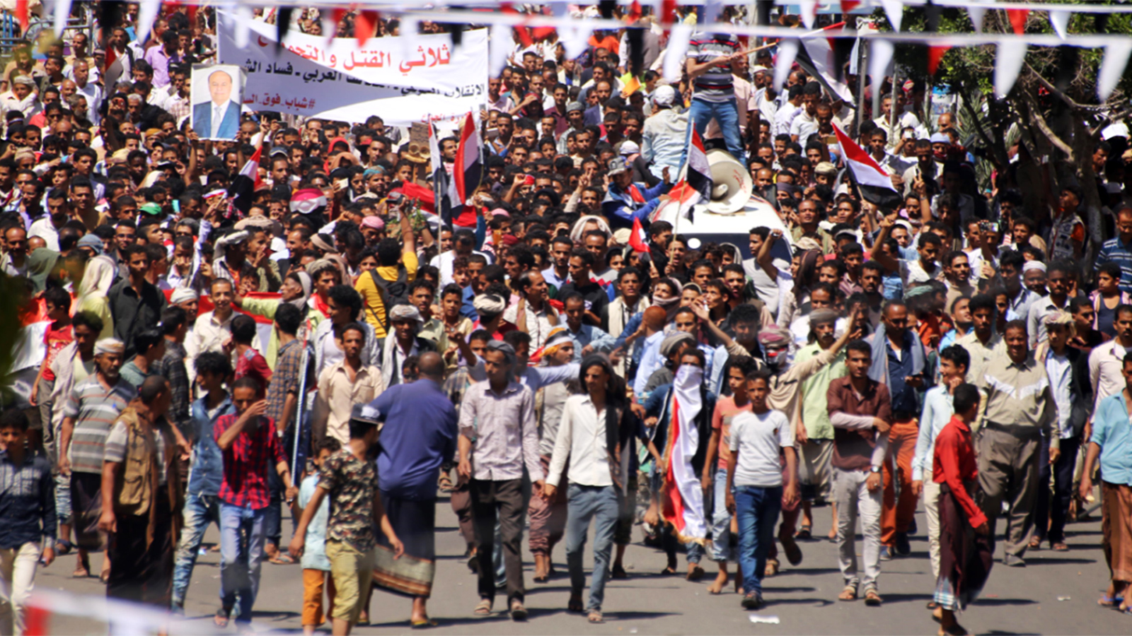 ‪مظاهرات شعبية في مدينة تعز تطالب بتحسين الوضع الاقتصادي وتوفير المرتبات بانتظام‬ (الجزيرة)
