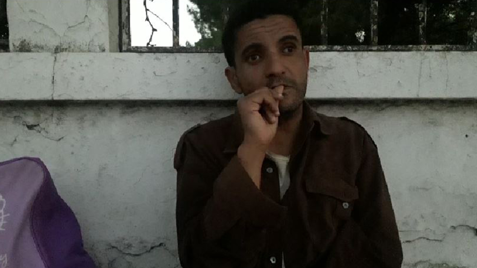 ‪مسعود الجندوبي ينتظر حتى يأتي الليل ليتسلل للمقبرة لينال قسطا من النوم‬ (الجزيرة نت)