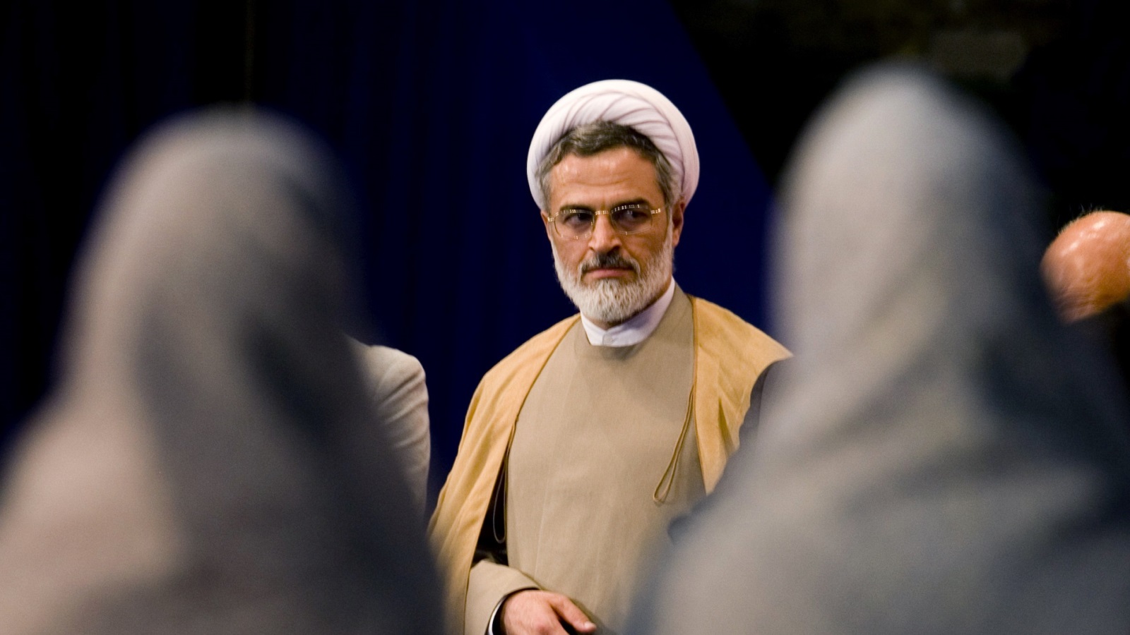 ‪إمام إيراني خلال مراسم عقد قران‬ (رويترز)