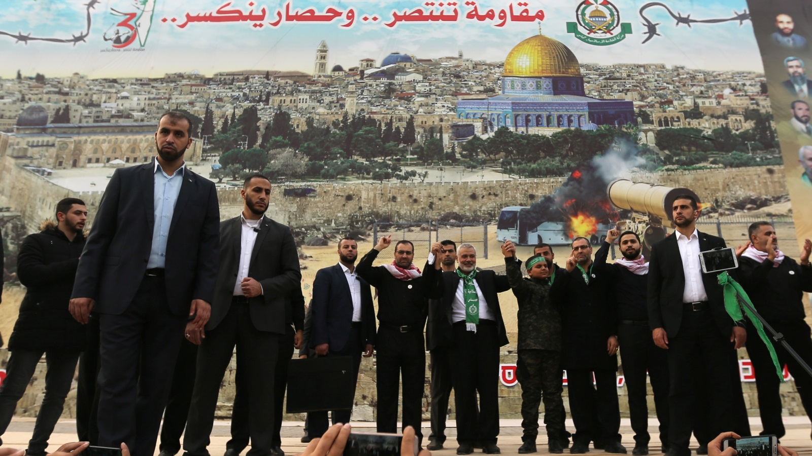 مقاومة تنتصر وحصار ينكسر.. شعار احتفالات حماس (رويترز)