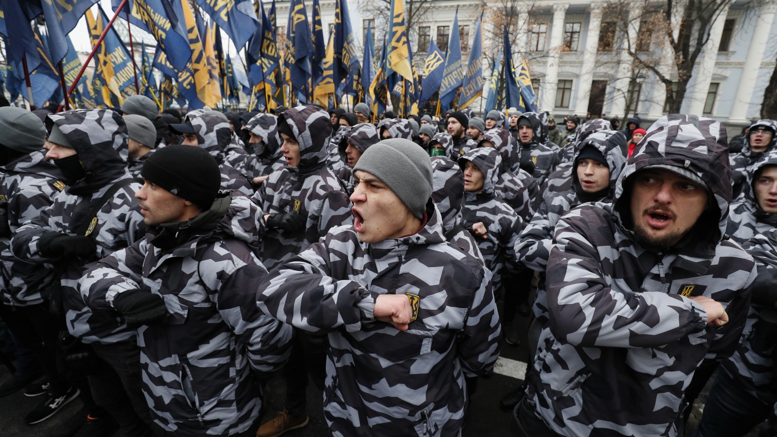 ناشطون من اليمين المتطرف في أوكرانيا يطالبون بقطع العلاقات الدبلوماسية مع روسيا (رويترز)