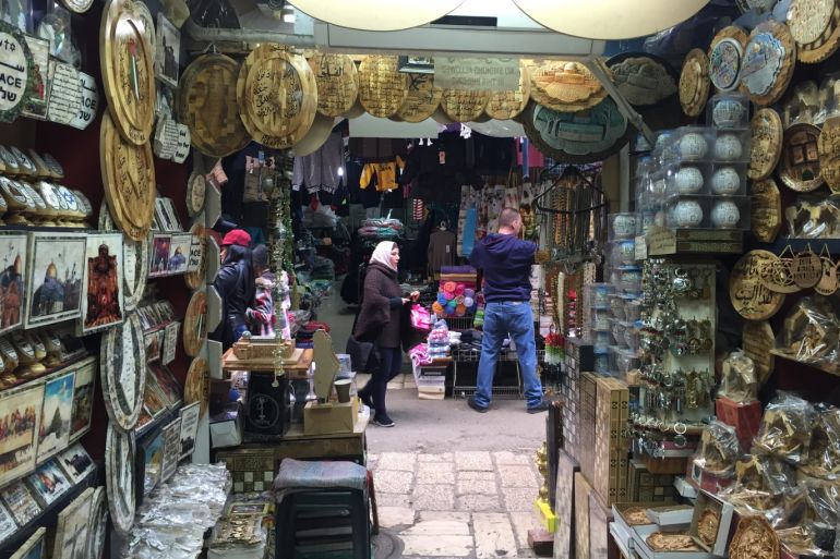 القدس-سوق خان الزيت-افتتح السلفيتي دكانه الصغير منذ أربعين عاما ويبيع فيه التحف والهدايا التذكارية-تصوير جمان أبوعرفة-الجزيرةنت-23-12-2018