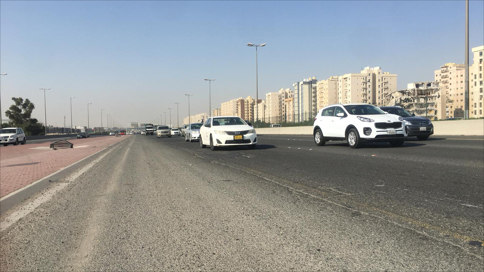 شوارع الكويت تعاني من ظاهرة تطاير الحصى(الجزيرة نت)