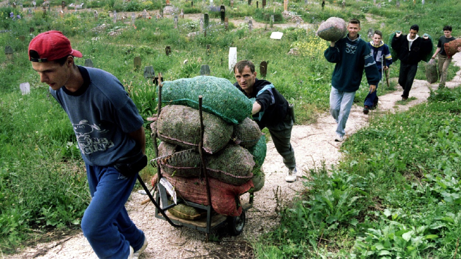 بوسنيون ينقلون الإغاثة للمحاصرين في مدينة سراييفو التي حوصرت 43 شهرا (رويترز)