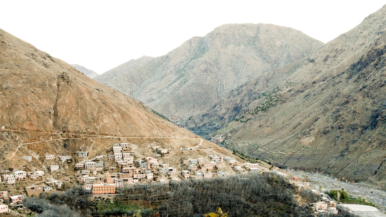 ‪قرية إيميل الجبلية تقع بضواحي مراكش ويمرّ منها السياح في طريقهم إلى قمم جبال توبقال‬ (رويترز)