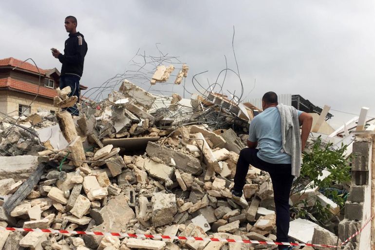 ركام منزل عائلة شعبان المهدم في حي شنير باللد، حيث تخطر السلطات الإسرائيلية بعدم الدخول للمكان.