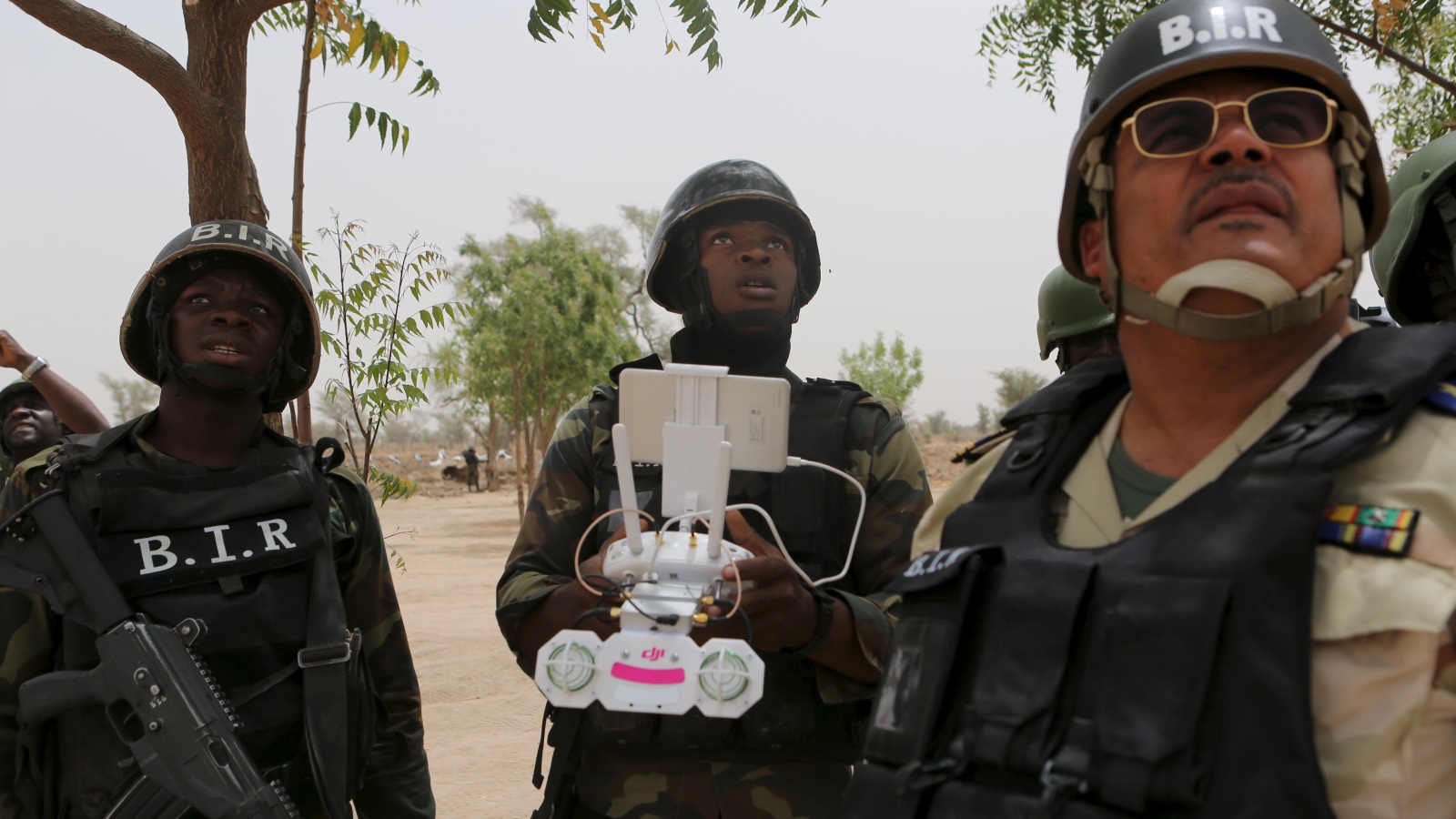 ‪جنود كاميرونيون يستخدمون طائرات مسيرة ضمن فرق أفريقية لملاحقة مسلحي بوكو حرام‬ (رويترز-أرشيف)