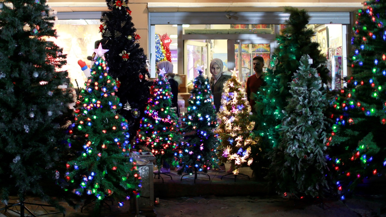 أشجار عيد الميلاد بأحد المتاجر في بغداد
