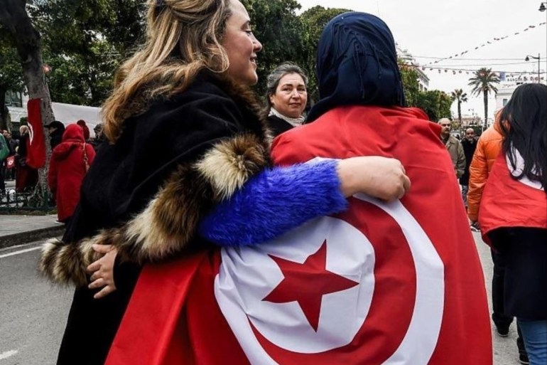 شباب تونسيون أطلقوا حركة احتجاجات بعنوان السترات الحمراء