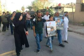 مشاركون في تشييع الصحفية رنا العجيلي التي قتلت أثناء تغطيتها لتحرير مدينة القائم غربي العراق